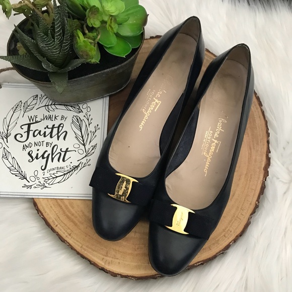 ferragamo navy pumps